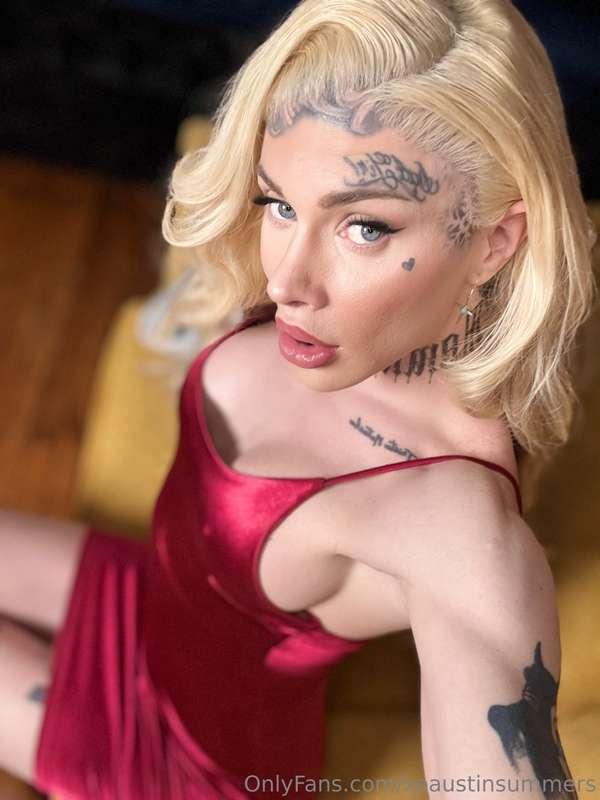 Being sexy is exhausting. Wanna chat while I unwind? 😝