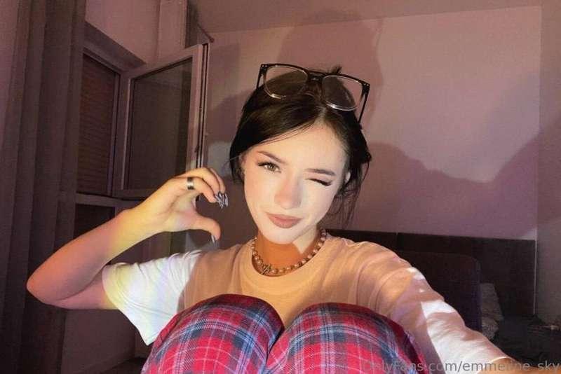 BEAUTY @emmeline_sky TOTALLY FREE NOW.. you won't find a hor..