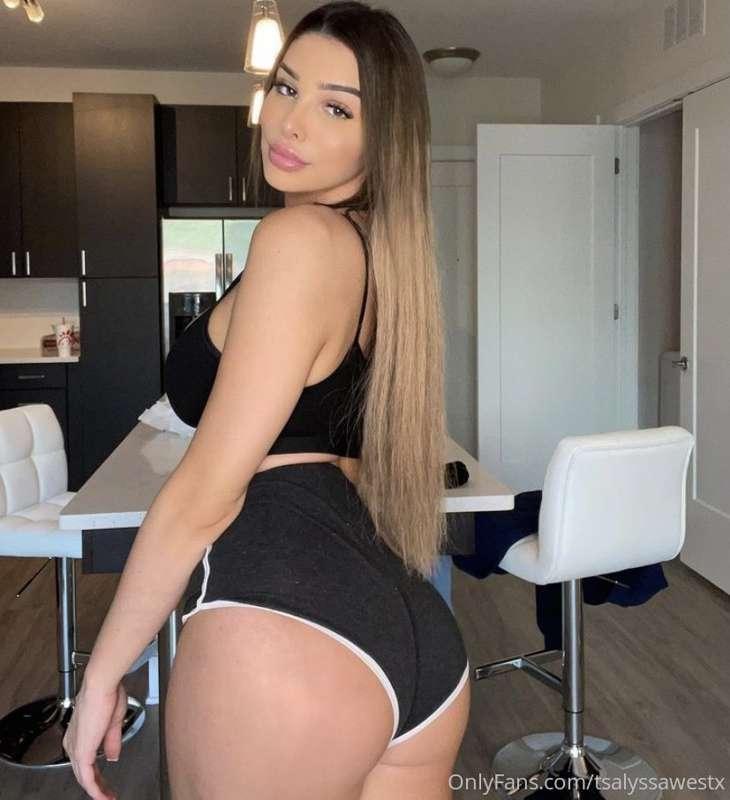 Do you like what you see? Do you want to squeeze my ass? 😈🍑