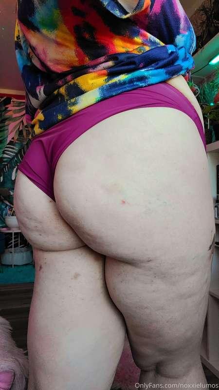 Some juicy thigh pics for ya. 🍑