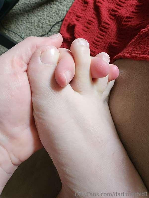 Let's hold feet 😘