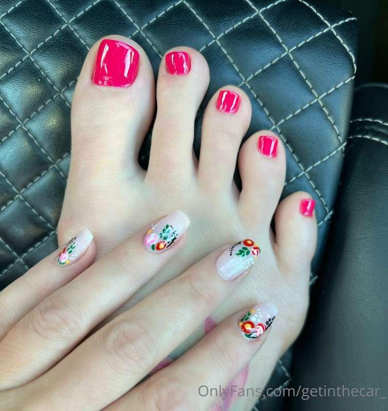 These nails instantly made me smile 🌸