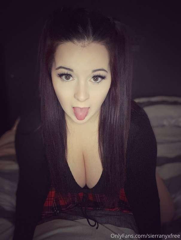 Wanting to suck some nice dick👅💦