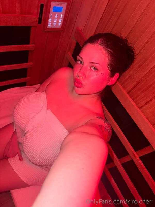 It's sauna time😋 Seems kinda hot in here