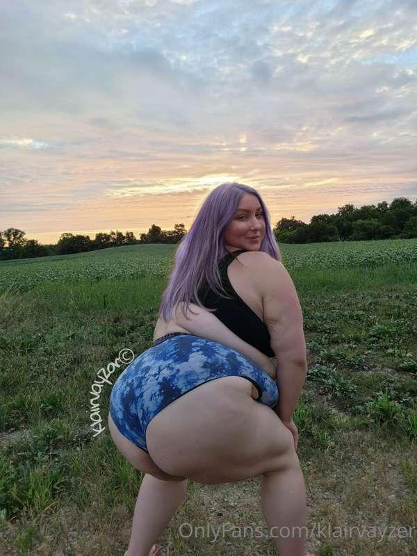 Nice round ass, thick thighs too. 😘