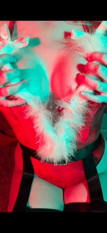 I bet Santa wishes Mrs. Claus had tits like these 🍒🫦 do you ..