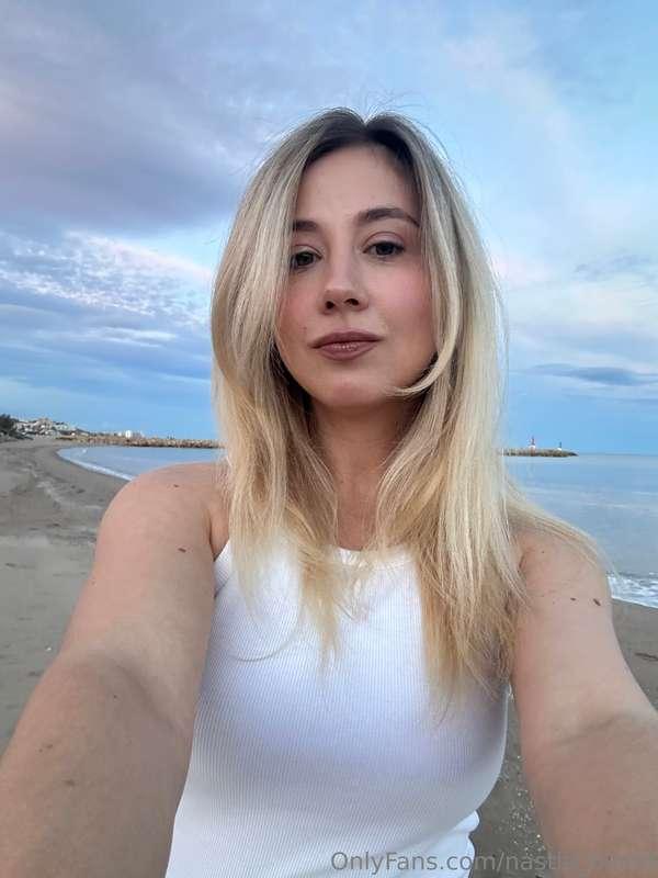 Sunsets by the sea seem to be created so that the heart beat..