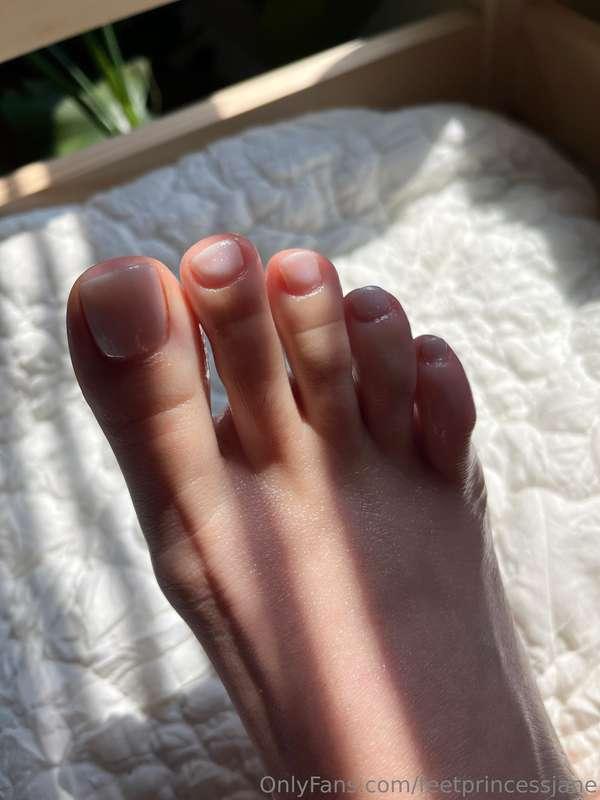 My toes with oil on them belongs in a museum.😍🥰