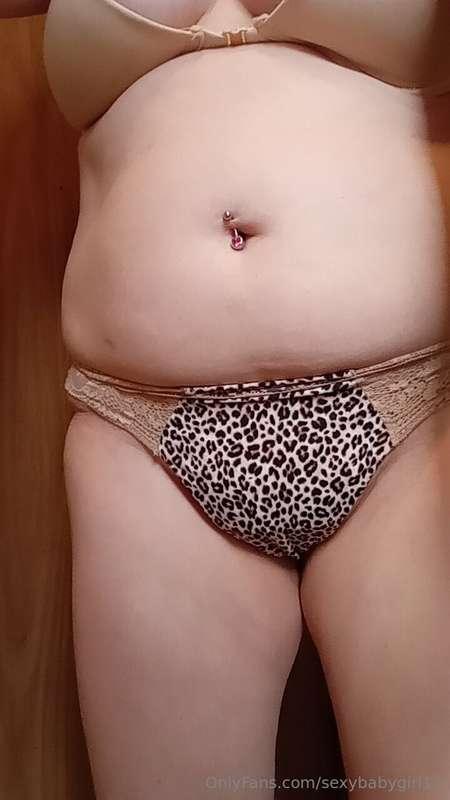 Would you take my panties off😌🍑💦