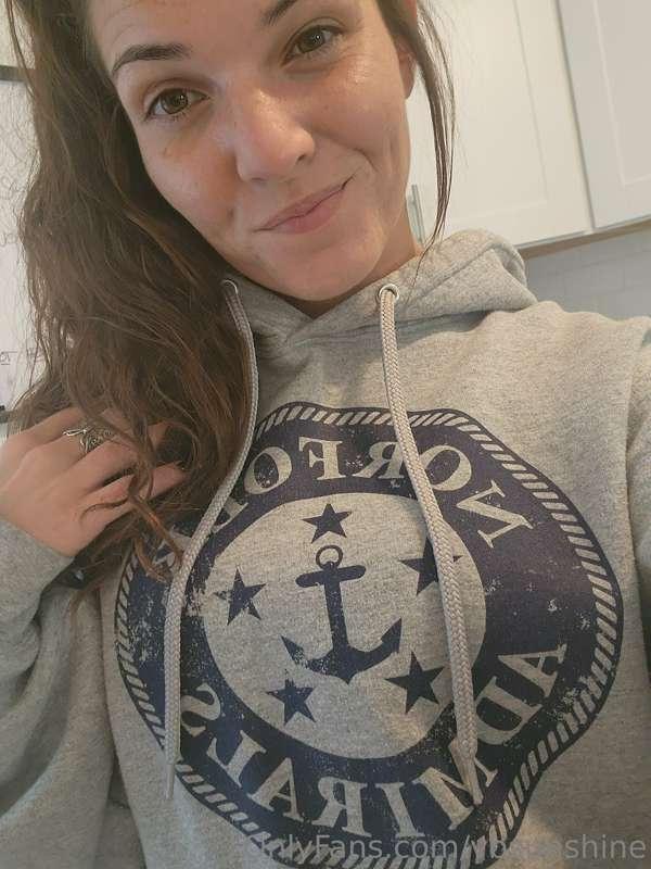 Who's going to the Admirals opening game tonight? Sneak me i..