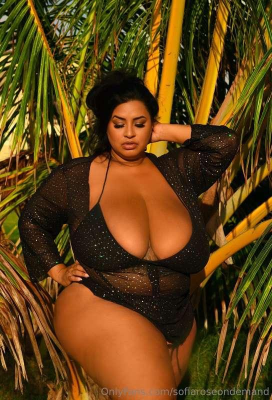 Got my curves in all the right places Ready to bend over bac..