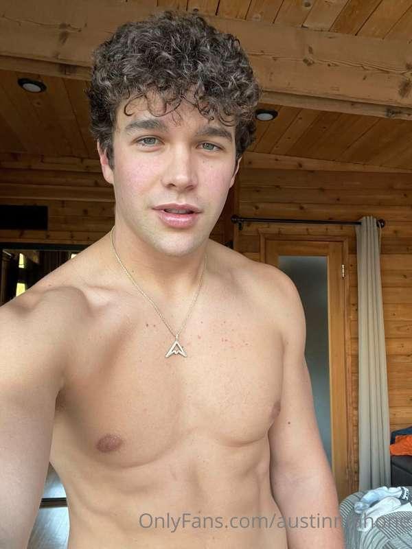 sup, wanna check those DMs and come chat w me im bored 🥱