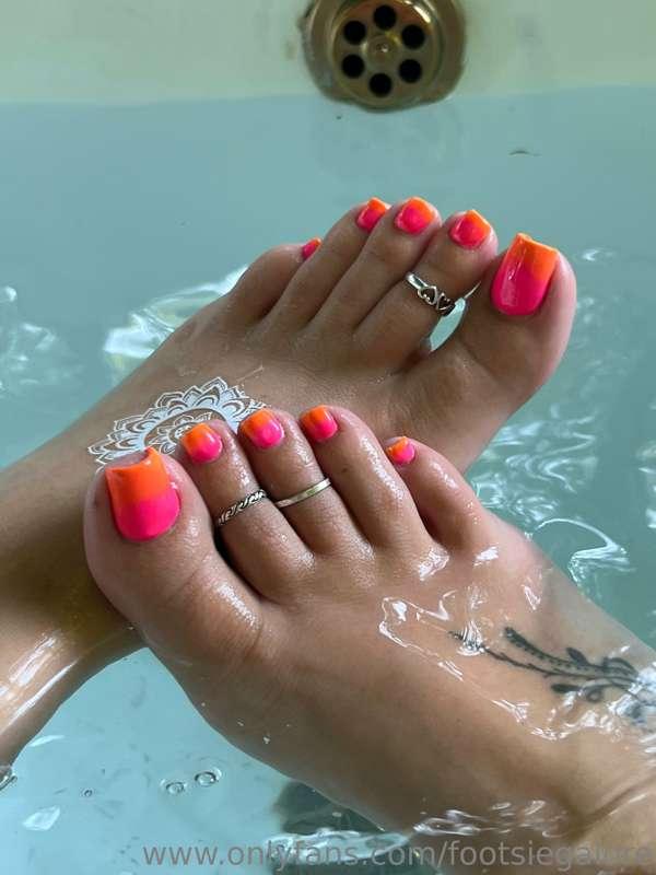 How badly do you want to dive in this bath tub and rub on th..