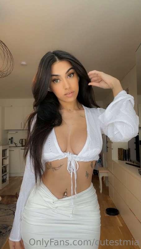 what I discovered recently is that white kinda suits me perf..
