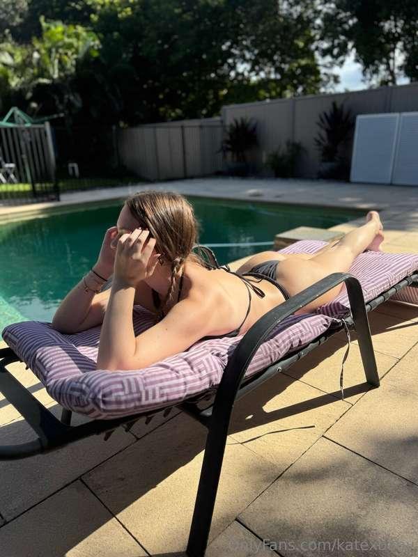 Just me, the sun, and a pool full of peace 🖤☀️