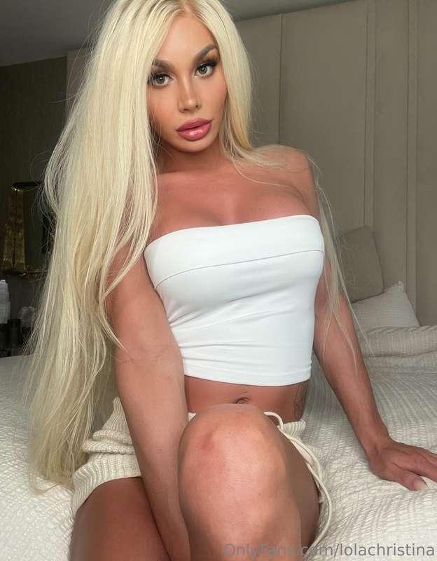 Just sitting pretty… hand wandering lower 😇💌 DMs open if you..