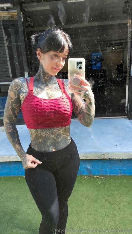 Looking hot at the gym 😉 swipe for video