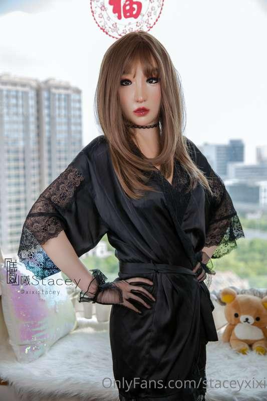 An elegant lady in silk pajamas、black stocking、lace gloves、h..