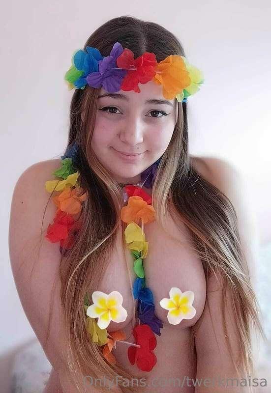 Your Hawaiian girl welcomes you to the hotel 🌺🏖️🏝️ Tu chica ..