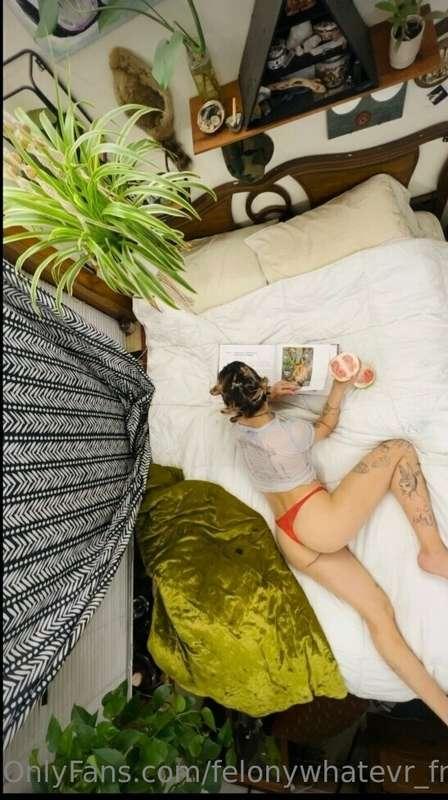 Happy Sunday! It's a good day to read or do some art and eat..
