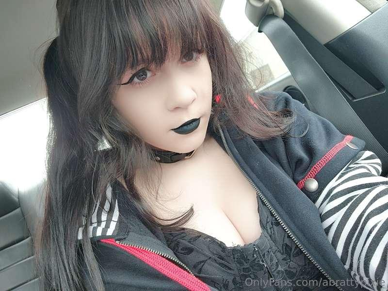 small goth gf coming in with some nudes