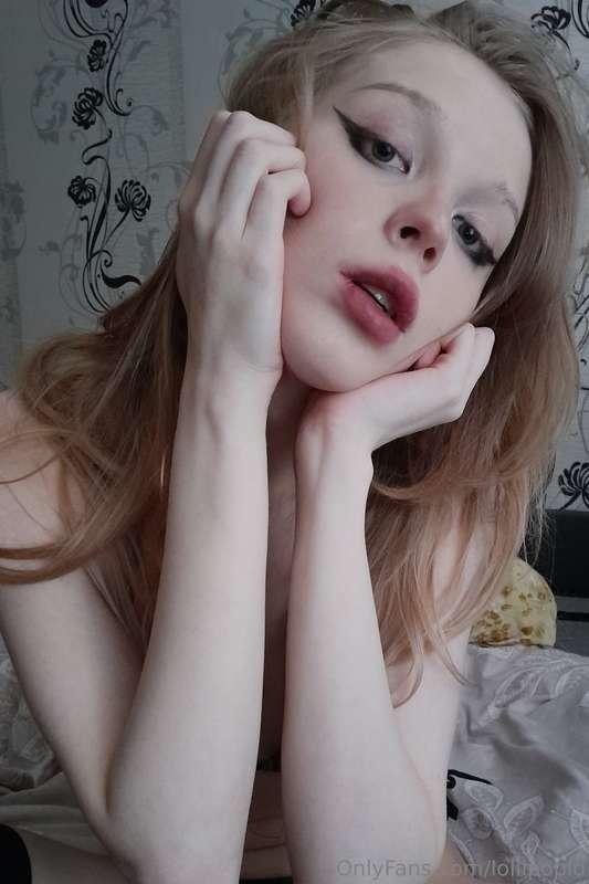I'm waiting for you to come to me😌