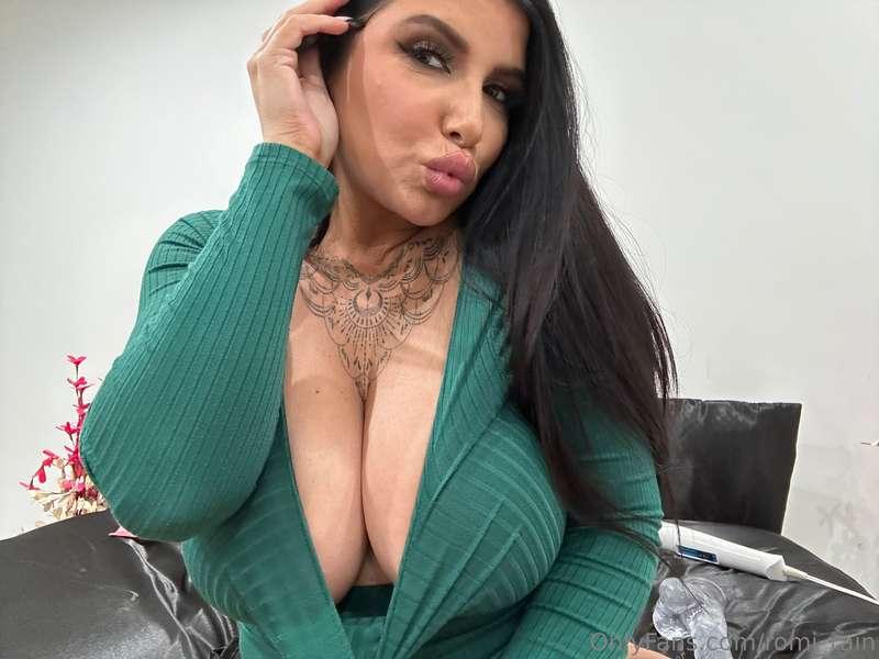 Am I distracting you? 👀😆