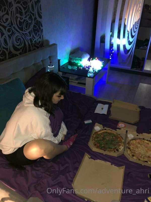 Ooooh yea 🔥 Eating out at night tastes better🫣