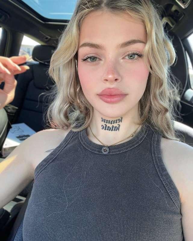 Quick car selfie before I get busy... sucking you in the bac..