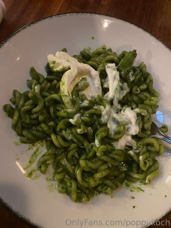 Fresh basil pesto pasta w peccorino and fresh burrata 🤤 be g..