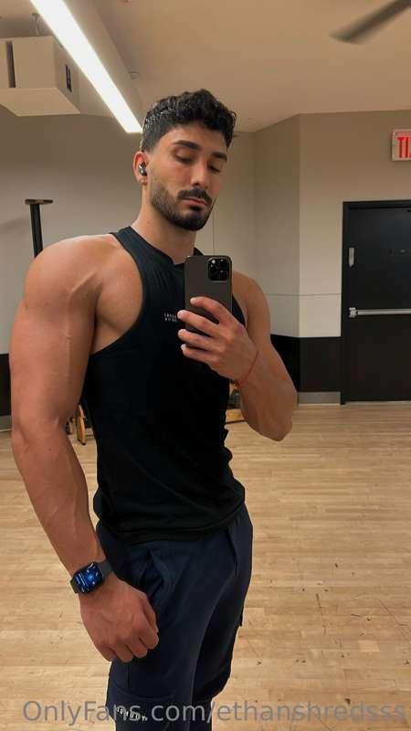 Just imagine what this arm would do to you 💪🏽😈