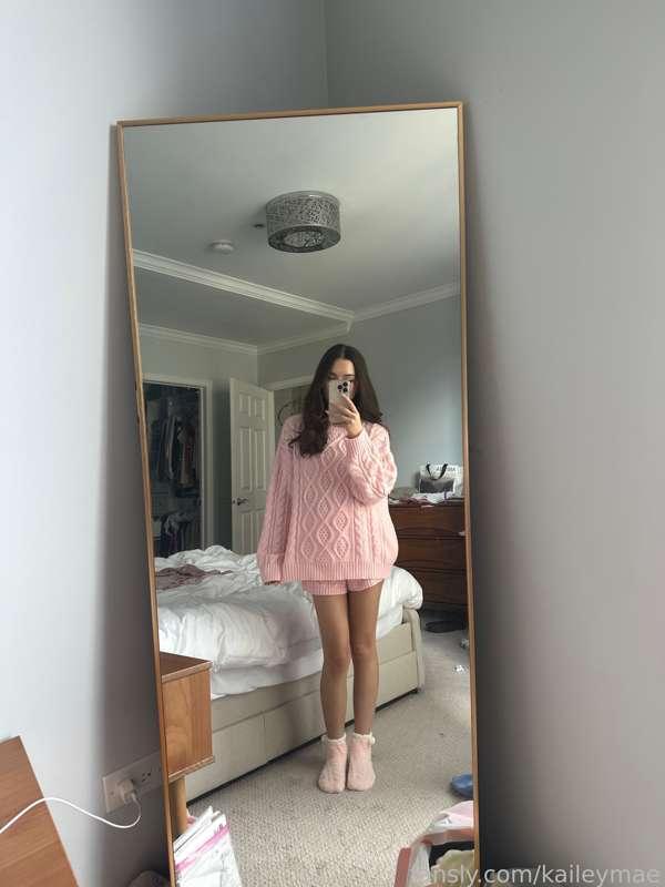 #OOTD 🌸 starting to bust out my cozy winter sets :D I feel like it gives cute gf vibess hehe also had fun doing a cooking stream for you guys! do you guys like cooking content?

#cozy #cute #gf #cooking #pink