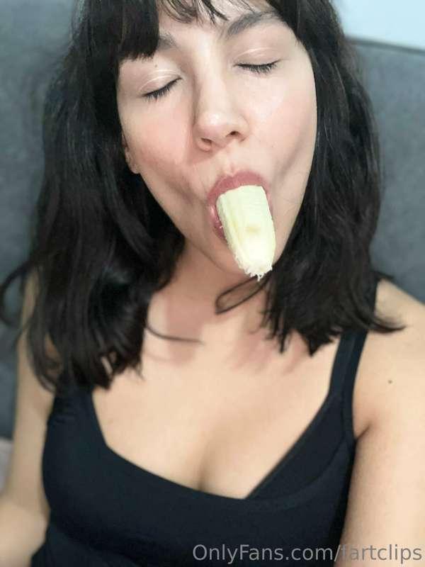 No more cakes 🍰 just bananas 🍌 i gained 2 kg 😭