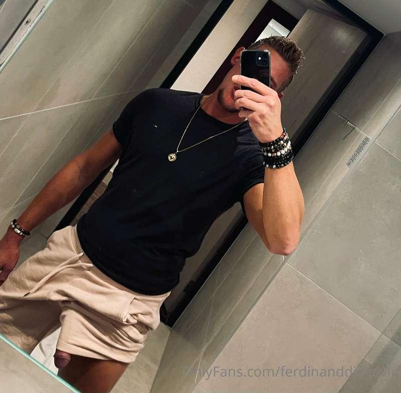 Someone wanna say hi 🤫🍆.