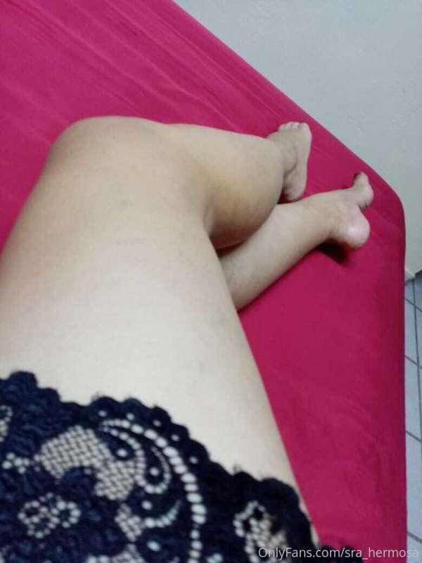 A estas piernas le hacen falta tus caricias...