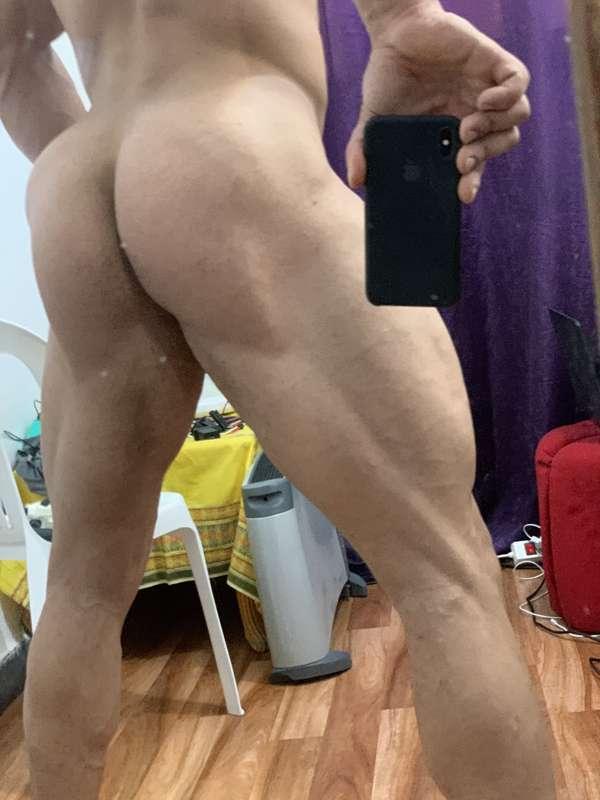 bouble butt, bad lighting,soon im gonna ask somone to take g..