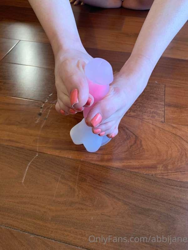 Swipe over ➡️➡️ Short footjob clip 😉😍 

💜 I love to know wha..