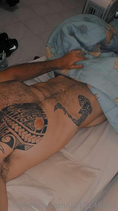 Io dormo così, se vuoi mettere la testa sotto le coperte scr..