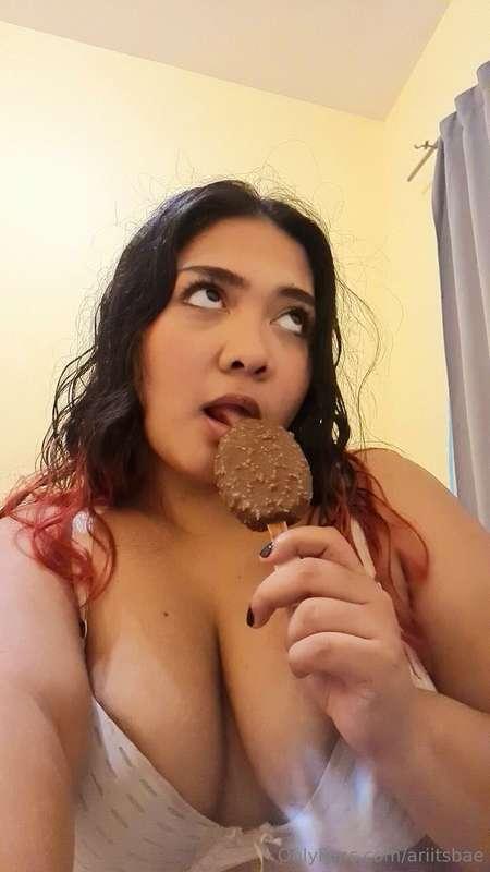 Les gusta el helado? Porque a mi me encanta chuparlo con est..