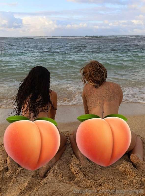 We love nude beaches!!! Sandy cheeks, 🐱, and feetz with @isa..