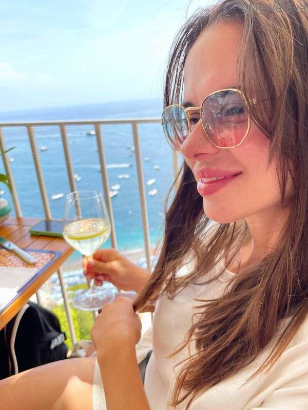 Let's have some wine?🥰🥰