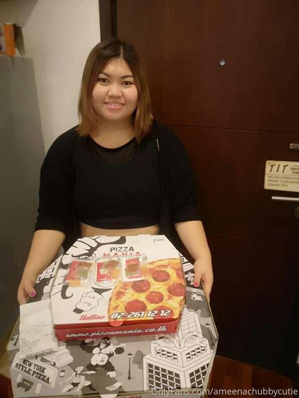 Amazing huge pizza 🥰