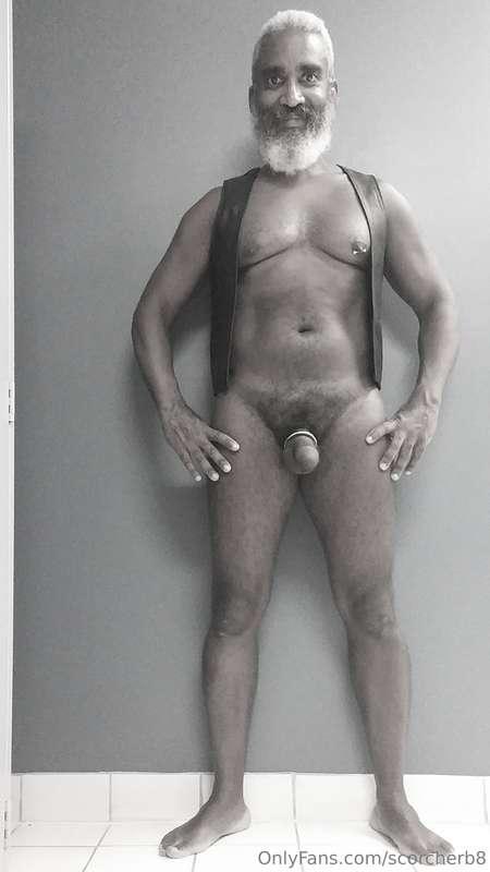 Monochrome Monday!  #beard #musculardaddy #gay #feet #gaycru..
