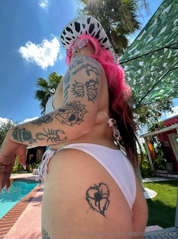 wanna see how I cooled off after a pool sesh? sub to @discof..