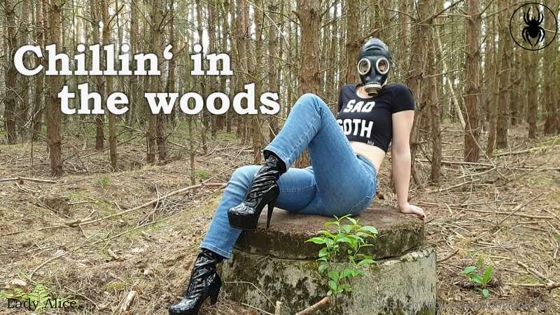 Chillin'in the woods - Jeans and BootsChilling deep in the w..