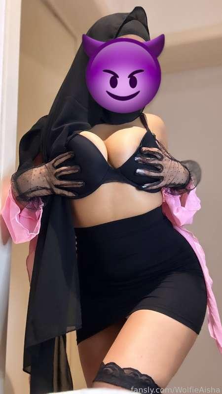 had a mini skirt just for you, strip and play with my boobs

#miniskirt #boobs #stripping #hijab #hijabi #turbanli #teasa #fyp