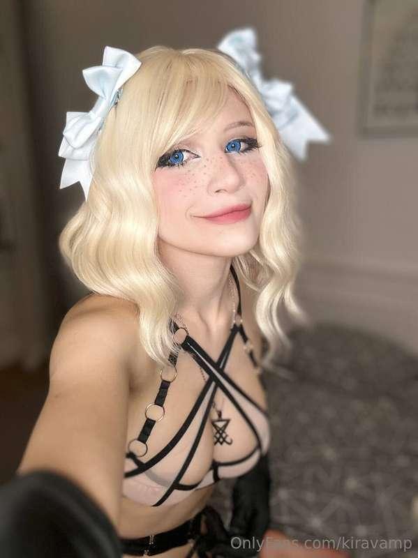 🙈Cute girl in the picture, but she has her own smutty secret..