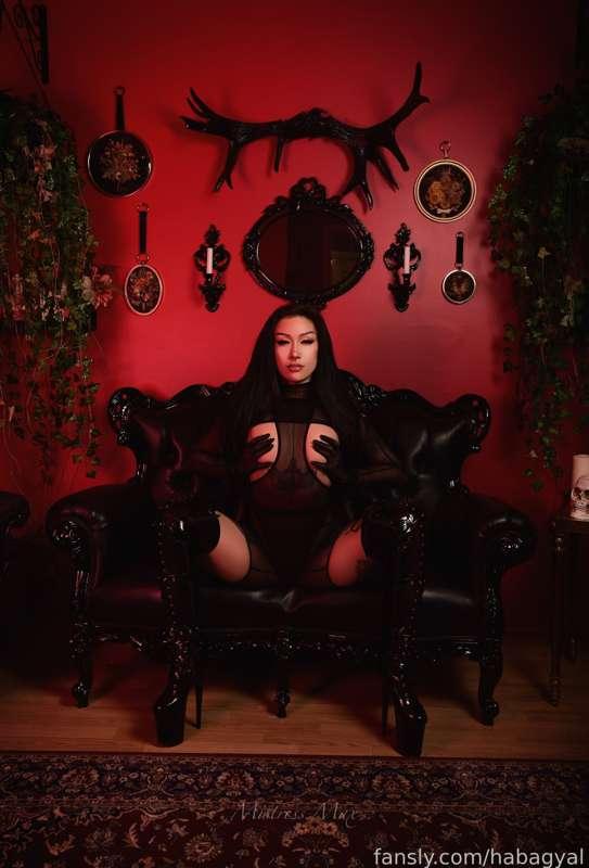 Admit it.. you’re weak for Alpha Asian Goddesses

#femdom #findom #heels #asiangoddess #asianbrat 