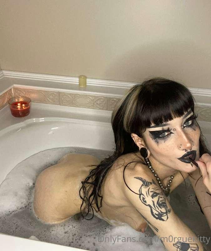 pretty slut in dah bath 🖤🕸