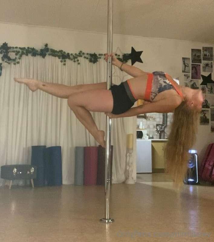 Les coquins dans 1h je serai à mon cours de pole dance solo ..